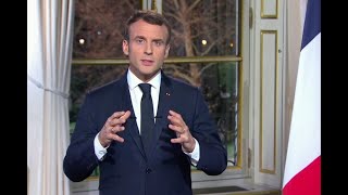 Vœux d'Emmanuel Macron aux Français : pourquoi était-il debout ?