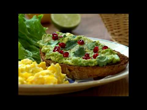 tartine-d'avocat-et-œufs-brouillés---les-carnets-de-julie