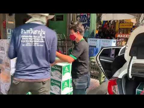 The parade to buy liquor and beer is bustling, the liquor seller confirms the normal price.