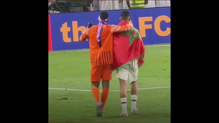 بالعلم المغربي سفيان رحيمي يحتفل بجائزة الهداف وجائزة أفضل لاعب في دوري أبطال آسيا