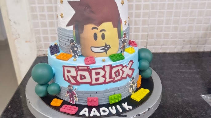 Taisnara Bolos Decorados - Bolo Roblox 💙 Com três kg em dois andares,  cobertura de chantininho 😋 . #chantininho #bolochantininho #cakebrasil # roblox #boloroblox #festaroblox #robloxcake #bolodoisandares #bolomenino  #festamenino #bolocomchantininho