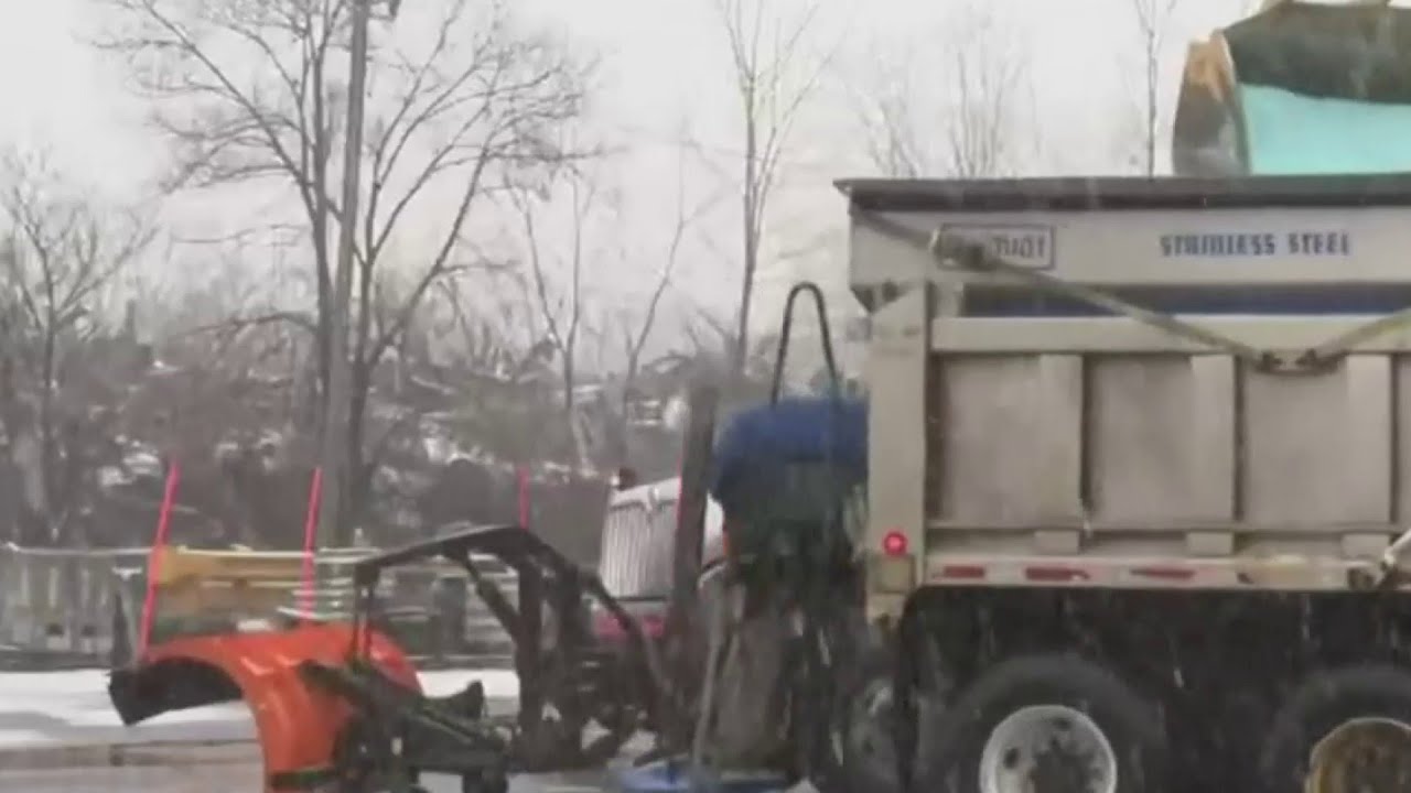 Crews work hard to keep roads in Detroit safe during winter storm - YouTube