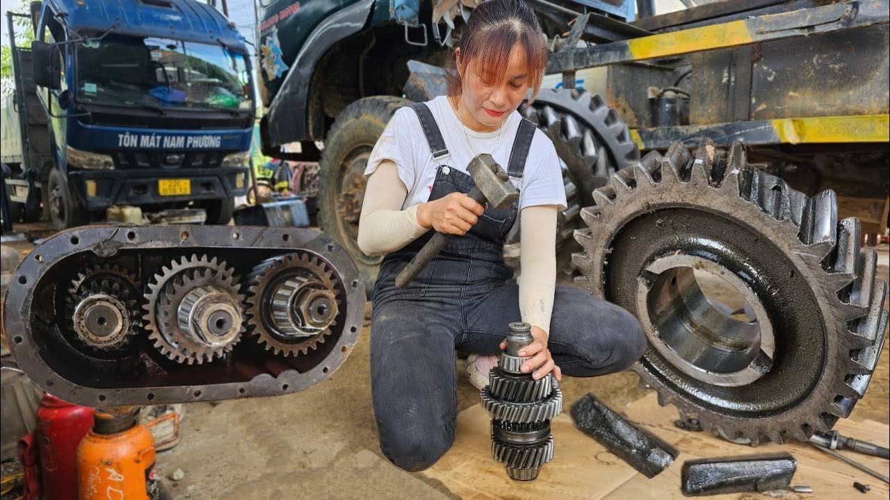 Mechanic Girl Replace Broken Gears For Noisy Gearbox And Avoid Jamming Completely