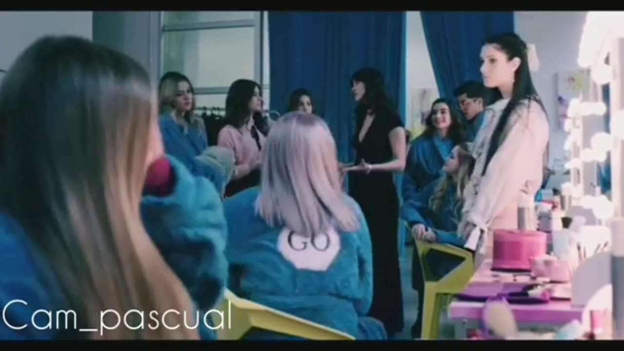 Mía suspendida de la presentación + Álvaro intenta ayudarla