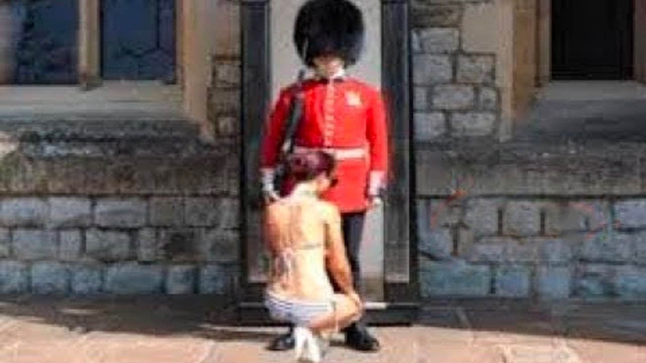 20 INAPPROPRIATE MOMENTS WITH ROYAL GUARDS - YouTube.