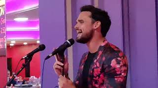 Gareth Gates at club 3000 bingo Middleton Manchester. Unchained melody Resimi