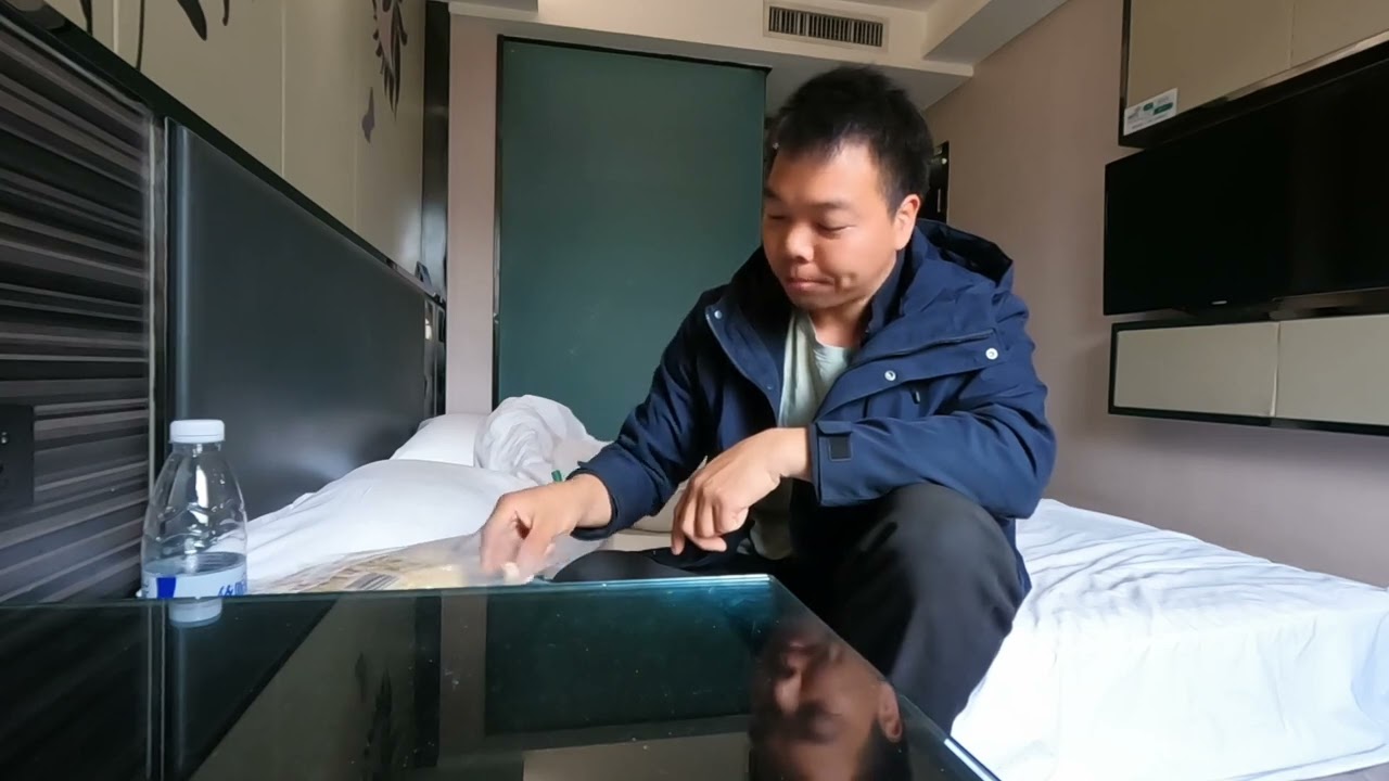 天气寒冷开间暖气房洗个热水澡舒服了，过年了吃点老家特产真美味