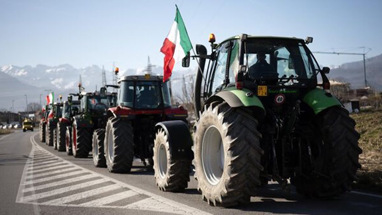 Главная трасса Италии перекрыта. Тракторный бунт достиг Италии