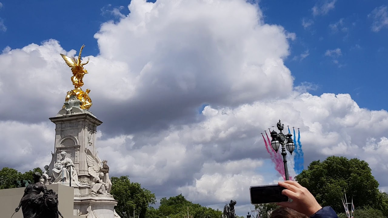 Red arrows flyover Buckingham palace