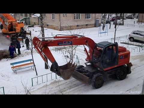 Экскаватор ЕК-12 копает теплотрассу / Russian excavator EK-12 digs a heating main