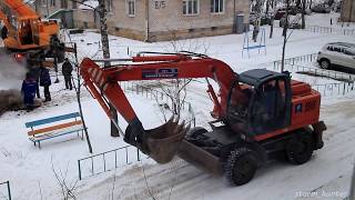 Экскаватор ЕК-12 копает теплотрассу / Russian excavator EK-12 digs a heating main