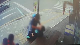 40대 노숙자 대낮 길거리서 초등생 폭행 / 연합뉴스TV (YonhapnewsTV) 40대 노숙자 대낮 길거리서 초등생 폭행 / 연합뉴스TV (YonhapnewsTV)