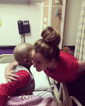 هنا الزاهد تلبي رغبة طفل مريض بالسرطان وتزوره في مستشفى 57357