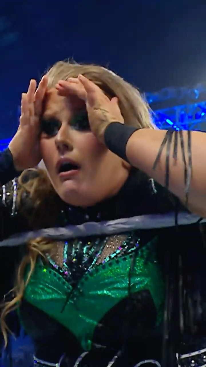 How could you Piper Niven?! ? #RoyalRumble