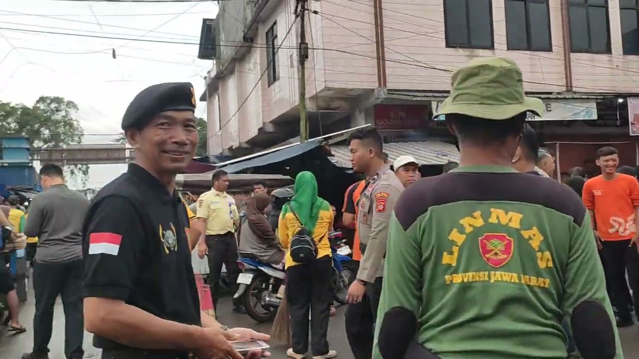 TNI Polri Linmas. Kegiatan Membersihkan Pasar Cikurubuk. OPD Kota Tasikmalaya 