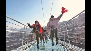 Стеклянный мост рушится под ногами. Самый страшный мост в Китае.