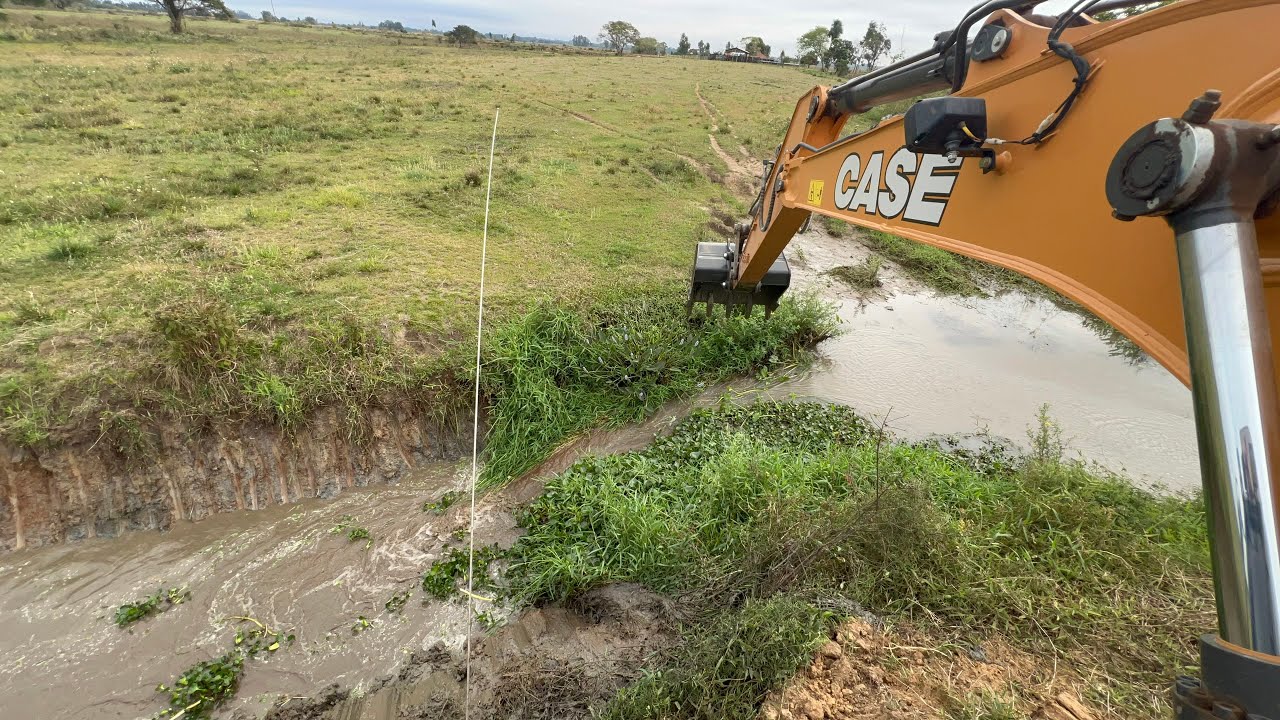 Agora a ÁGUA vai🌊! Escavadeira hidráulica ABRINDO valeta ENTUPIDA ✅ ( 2 )