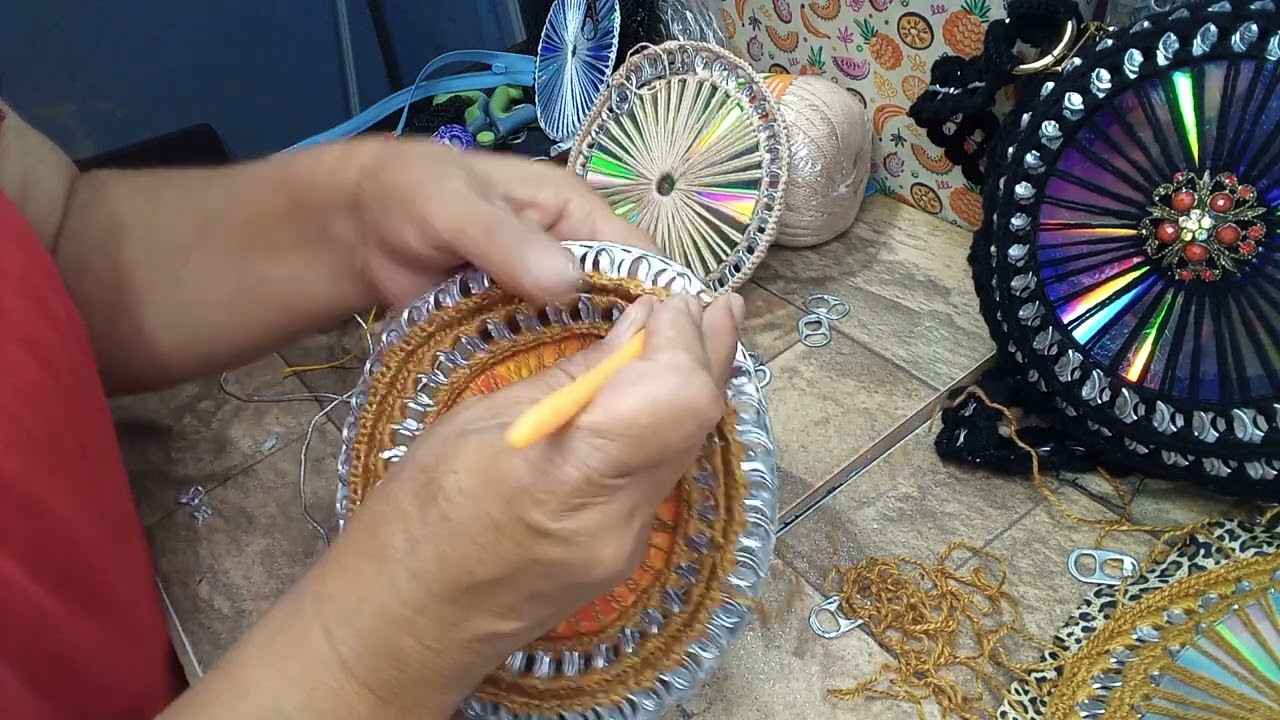 bolsa feita com lacres e cd