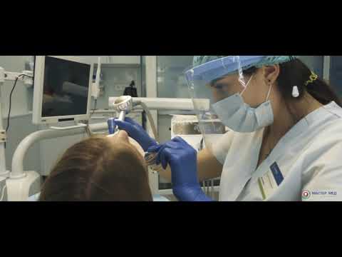 Процесс чистки зубов. Стоматология Мастер Мед