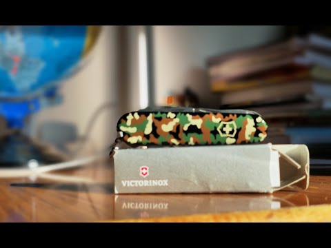 Нож Victorinox Swiss Army Huntsman Зеленый камуфляж, видео 1