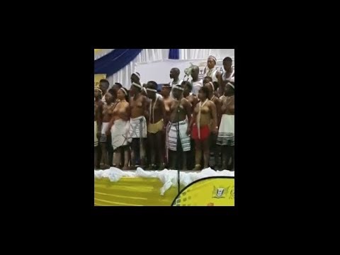 Video: Wanafunzi Wa Kike Wakiwa Uchi Walipiga Picha Na Ng'ombe