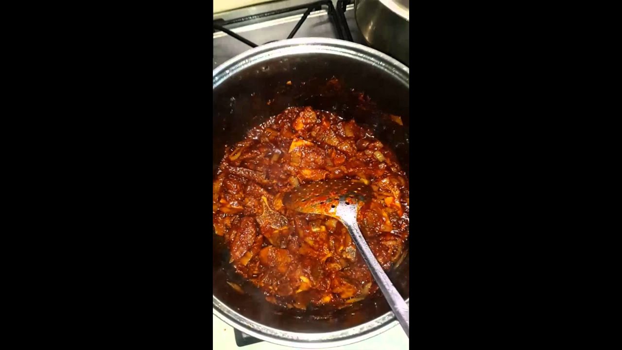 Preparazione Maffe, un piatto africano  (senegalese )