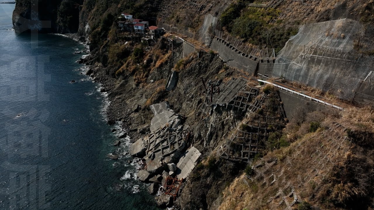 崩落が多い事から名付けられた「大崩海岸」の断崖絶壁にある道路が本当に大崩落してる【廃墟ドローン】｜静岡県焼津｜Mavic3 4K