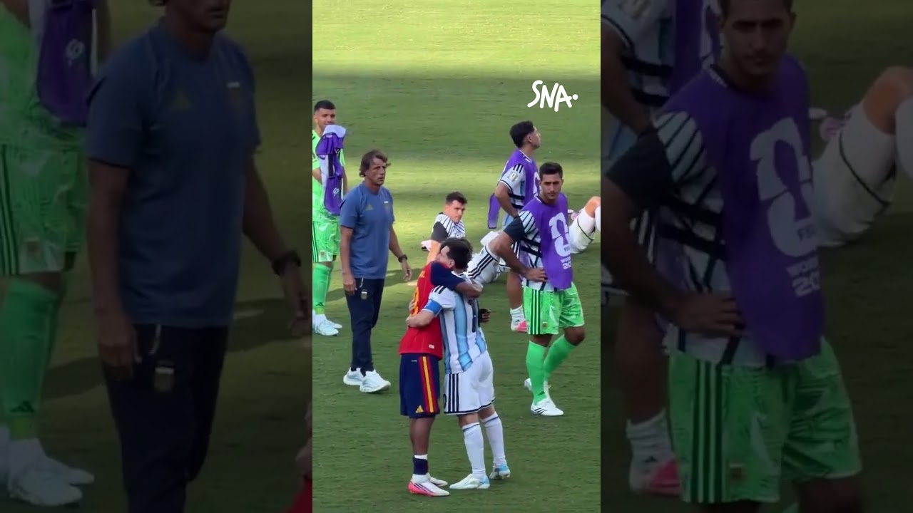 🤝🫂Au coup de sifflet final, Lamine Yamal s’est approché de Lionel Messi pour lui serrer la main.