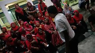 intip pendukung faul latihan yel yel