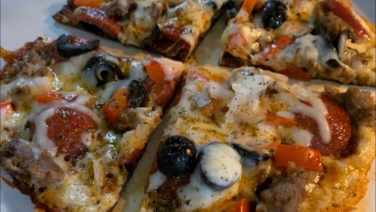 Randomly making a crustless Keto pizza/Cast Iron Pizza YouTube