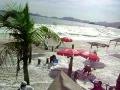 mar enfurecido en las playas de acapulco mexico