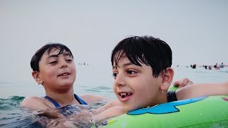 لما ابنك الصغير اول مرة يسبح لحاله في البحر وأخوه يخاف من الغرق!!!!