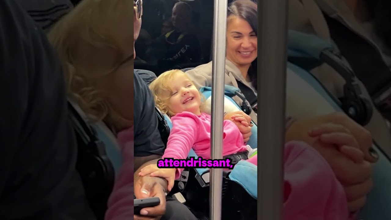 La petite fille qui tient la main d’un inconnu 🚆