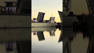 Great Lakes Cement Carrier INNOVATION Articulated Tug/Barge in Green Bay 11/16/25