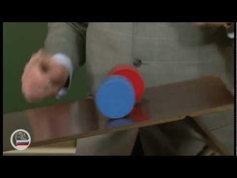 Видео: Скатывание цилиндров с наклонной плоскости