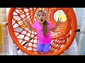 Diana dan Roma bersenang-senang bermain di indoor playground untuk anak-anak