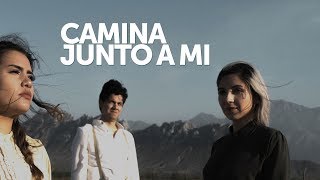 Смотреть клип Isra Y Vale, Melissa Romero - Camina Junto A Mi (Video Oficial)