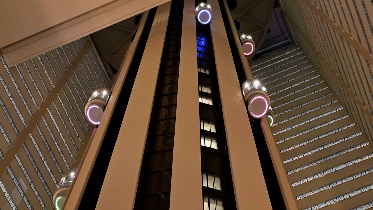Нью-Йорк, штат Нью-Йорк: посмотрим, как поведёт себя лифт Marriott Marquis в сентябре 2025 года.