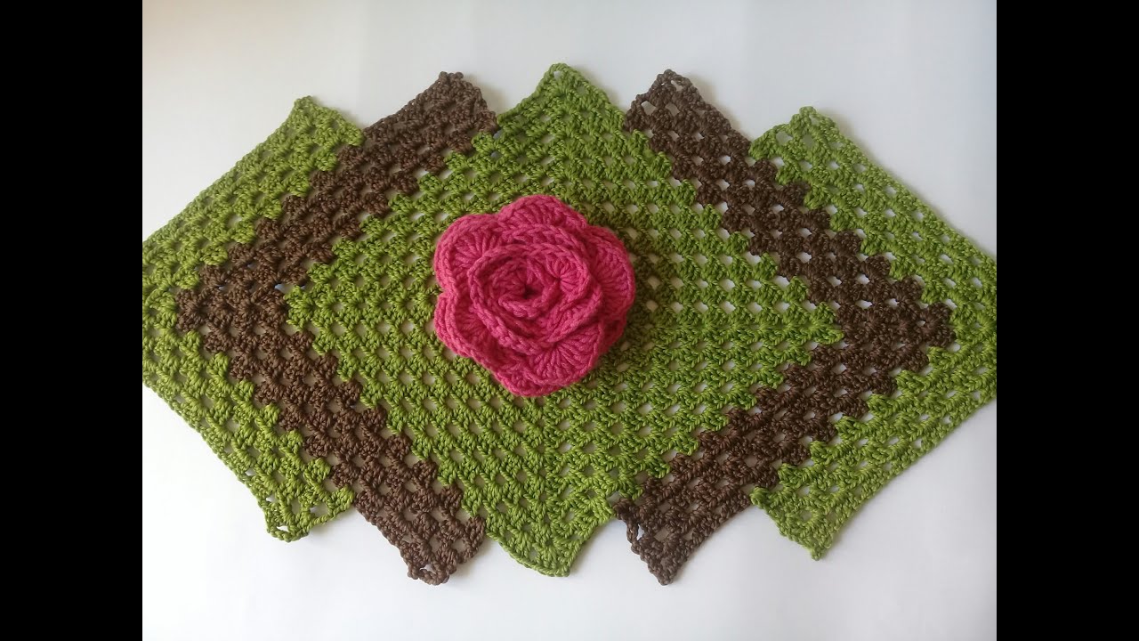 مفرش كروشيه بغرزة الجرانى Granny Table Runner