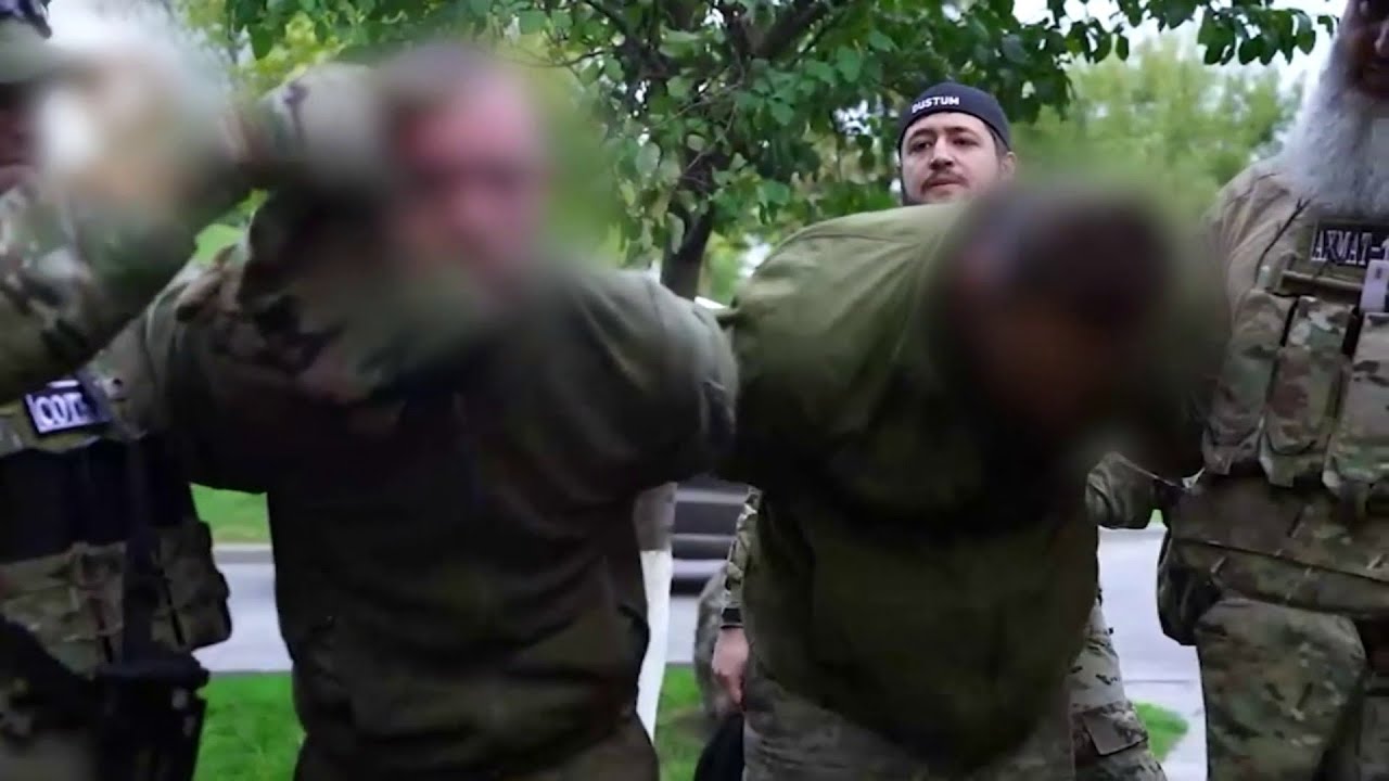 LIGNE ROUGE   De retour du front les fils de Kadyrov offrent 3 prisonniers ukrainiens  leur pre