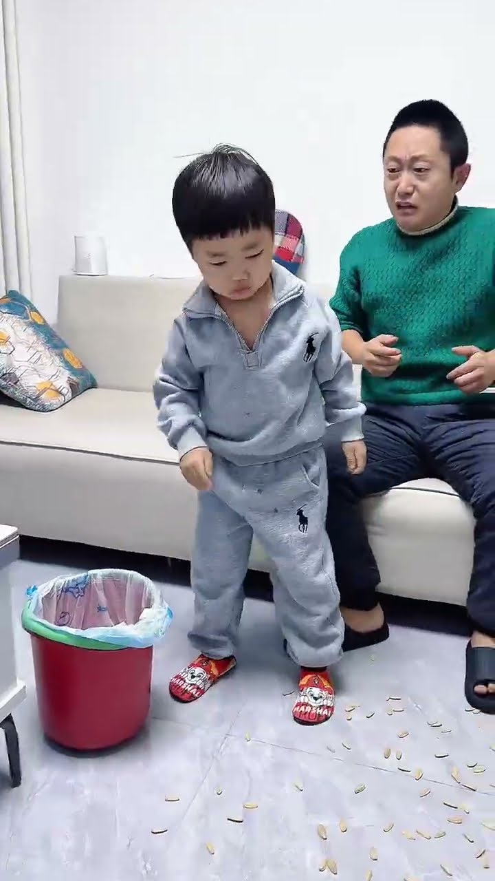 爸爸这是给谁打电话这么激动！儿子啥都看不下去了！#Cute baby#Cute#呆萌小米宝#聪明宝宝#萌娃