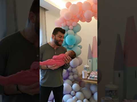 ربيع بارود يغني لطفلته الأولى ماريا      