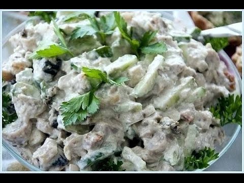 Видео рецепт Салат из куриных сердечек с маринованным луком