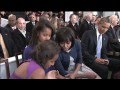 Malia's Photobomb Fail During President and Michelle Obama Kiss for Camera