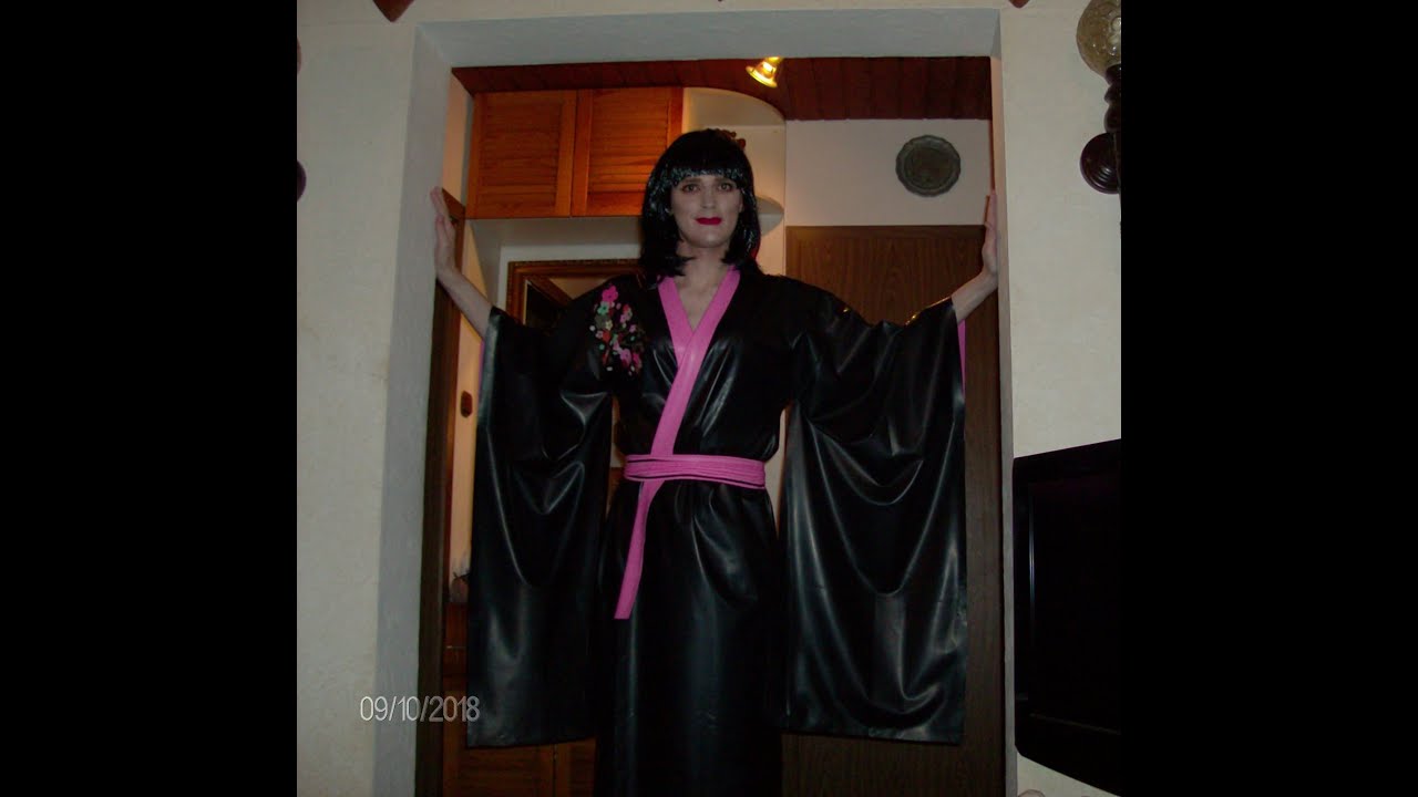 How to wear a Latex Kimono