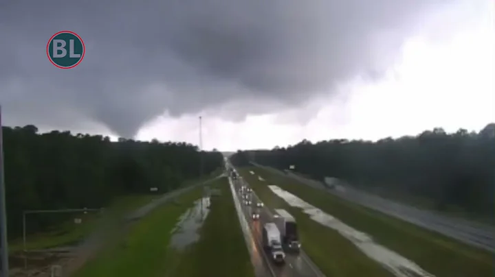 Live Traffic Cam capturer Mississippi Tornado moment 
