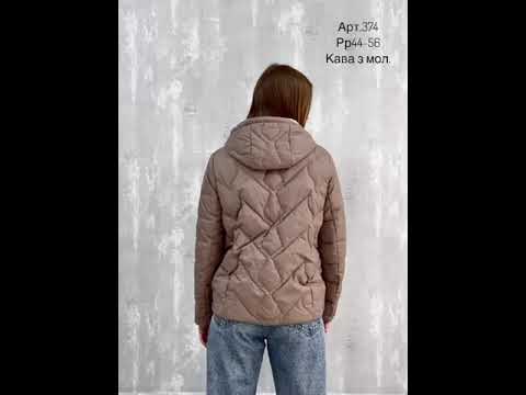 Жіноча демісезонна якісна коротка куртка стьобана з капюшоном, видео 1