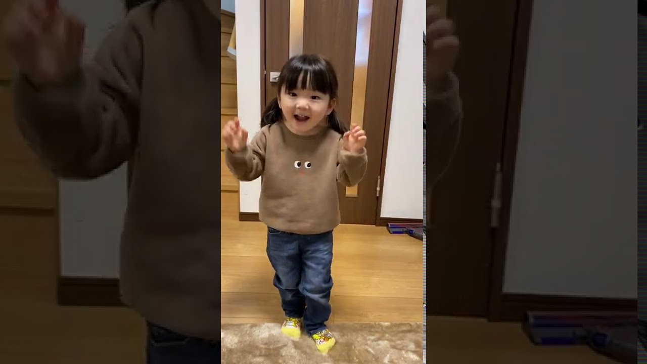 音楽に合わせて踊る娘 Shorts Youtube