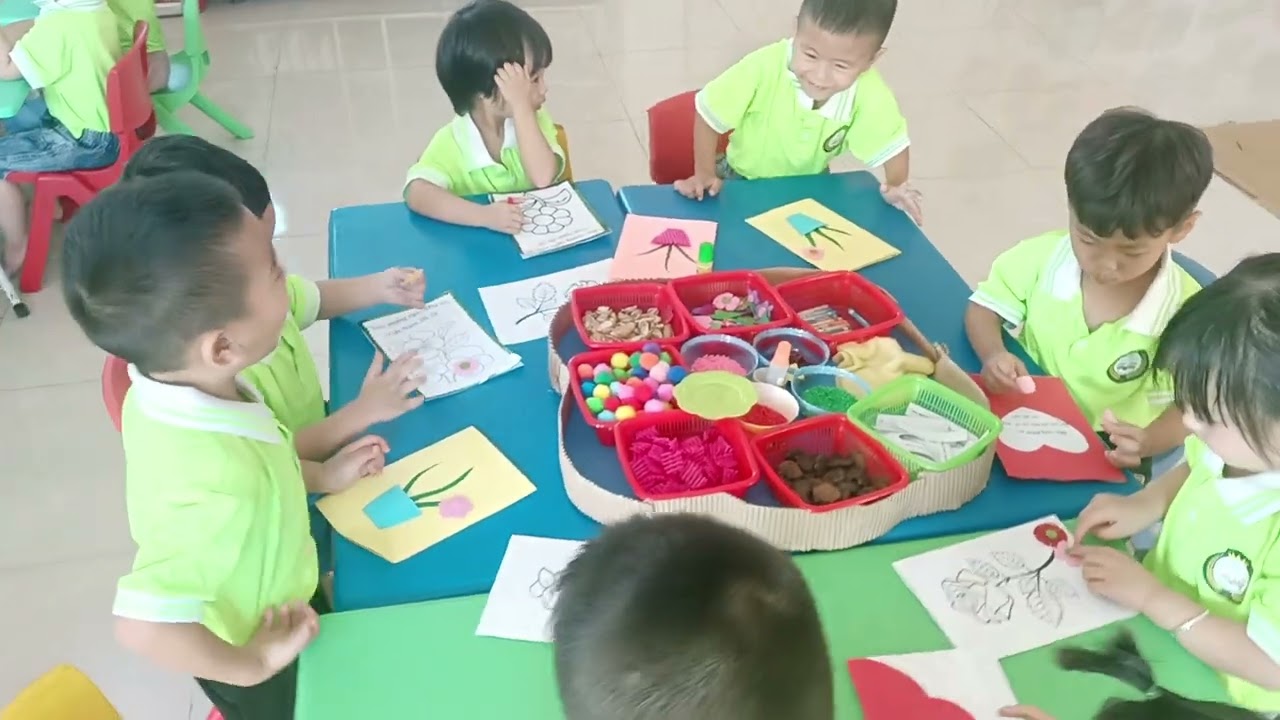 HĐTN: Trang trí bưu thiếp tặng bà tặng mẹ nhân ngày 20/10 lớp 3-4 tuổi A2 trường MN Thái Sơn.