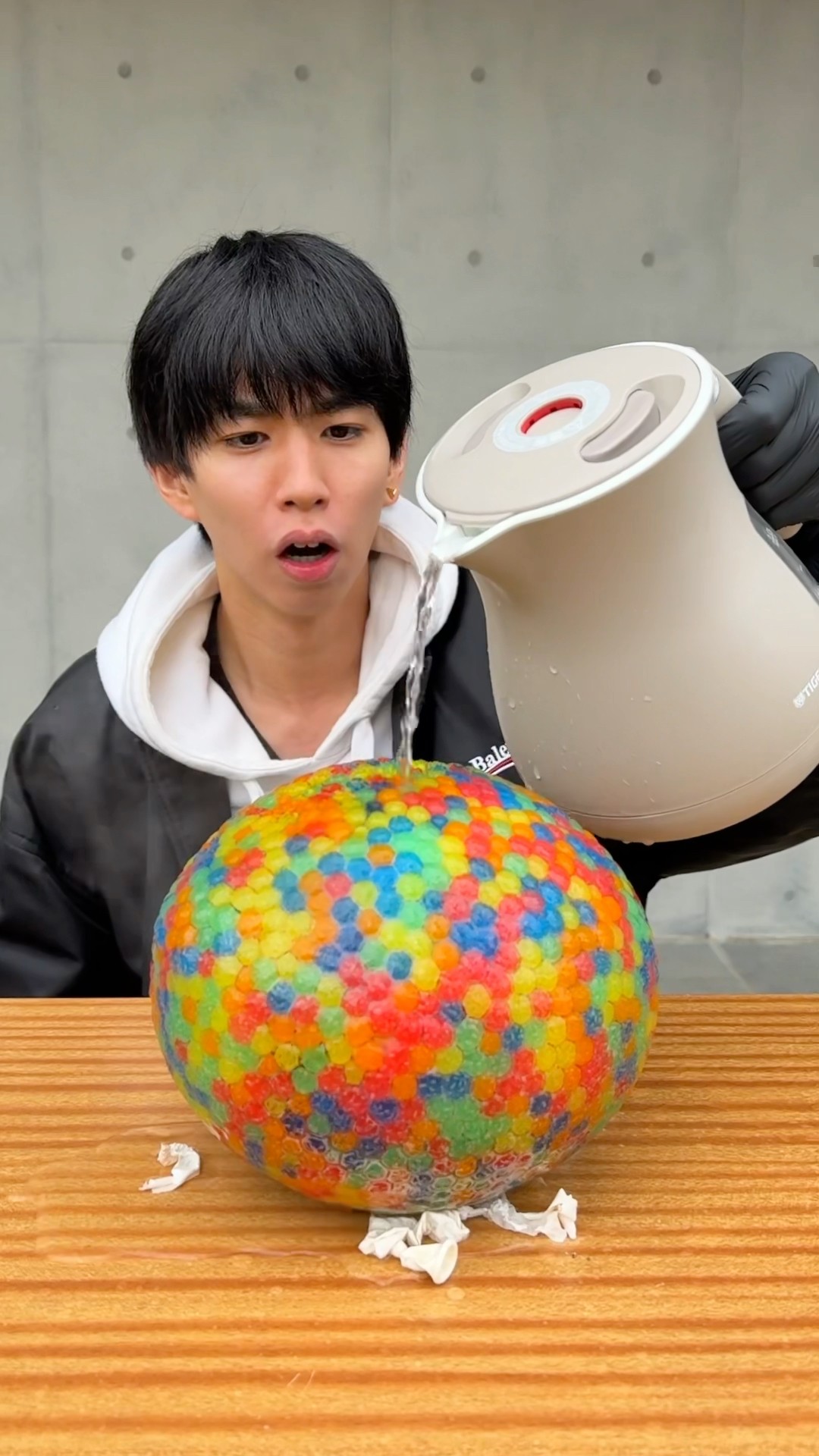 ぷよぷよボールを固めた謎の物体にお湯をかけると…？